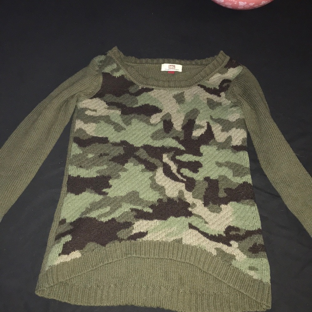l.e.i long sleeve camo sweat shirt